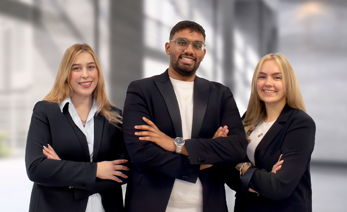 Gruppenfoto der 3 Auszubildenden zum Anlass des erfolgreichen Abschluss der Ausbildung zur/m Steuerfachangestellten am stallmeyer Standort Mönchengladbach, Links Paula Lücker, Mitte Athekan Suthaharan, Rechts Lea Lücke